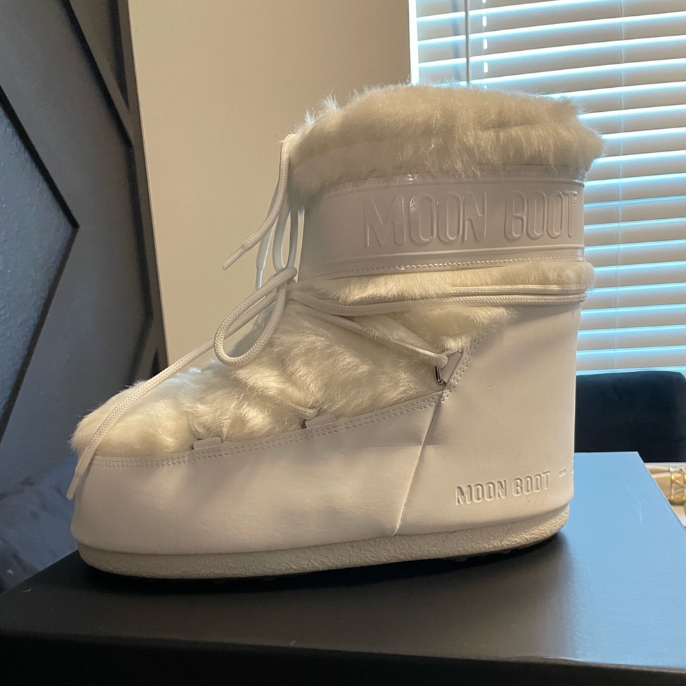 ICON LOW WHITE FAUX-FUR MOON BOOTS